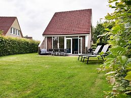 House With Sauna, Outdoor spa and Pedal Boat in Vlagtwedde