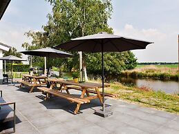 House With Sauna, Outdoor spa and Pedal Boat in Vlagtwedde