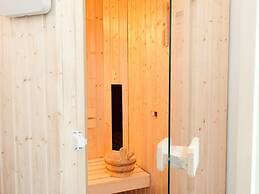 House With Sauna, Outdoor spa and Pedal Boat in Vlagtwedde