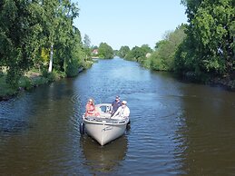 House With Sauna, Outdoor spa and Pedal Boat in Vlagtwedde
