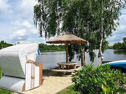 House With Sauna, Outdoor spa and Pedal Boat in Vlagtwedde