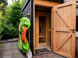 House With Sauna, Outdoor spa and Pedal Boat in Vlagtwedde