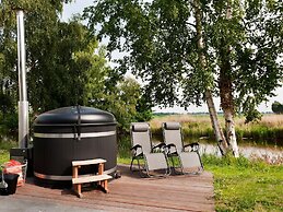 House With Sauna, Outdoor spa and Pedal Boat in Vlagtwedde
