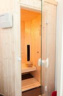 House With Sauna, Outdoor spa and Pedal Boat in Vlagtwedde