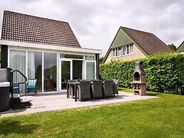 House With Sauna, Outdoor spa and Pedal Boat in Vlagtwedde