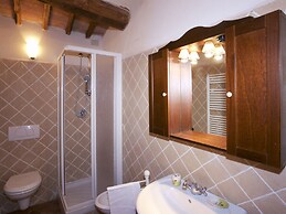 Lovely Farmhouse in Tuscany With Panoramic View