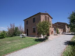 Lovely Farmhouse in Tuscany With Panoramic View