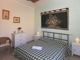 Lovely Farmhouse in Tuscany With Panoramic View