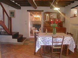 Spacious Cottage in Cortona With Swimming Pool