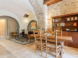 Gorgeous Mansion in Ripabottoni With Swimming Pool