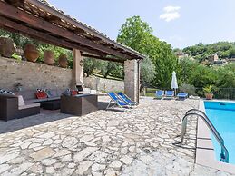 Gorgeous Mansion in Ripabottoni With Swimming Pool