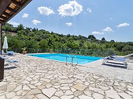 Gorgeous Mansion in Ripabottoni With Swimming Pool
