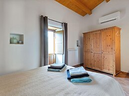 Gorgeous Mansion in Ripabottoni With Swimming Pool