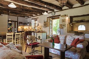 Farmhouse With Private Pool, Large Garden and Playground