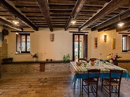 Gorgeous Apartment With Pool Near Sibillini Mountains