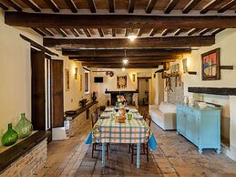 Gorgeous Apartment With Pool Near Sibillini Mountains
