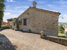 Gorgeous Apartment With Pool Near Sibillini Mountains