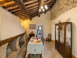 Gorgeous Apartment With Pool Near Sibillini Mountains