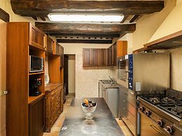 Gorgeous Apartment With Pool Near Sibillini Mountains
