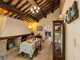 Gorgeous Apartment With Pool Near Sibillini Mountains