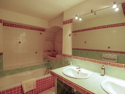 Luxury Apartment With Terrace, Sauna, Tennis, Pool