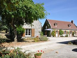 Charming Holiday Home in Montrichard With Pool