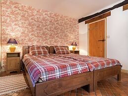 Charming Holiday Home in Montrichard With Pool