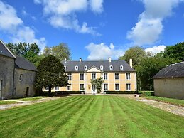 Luxurious Mansion in Castle Grounds in Lantheuil