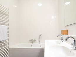 Appealing Apartment in Den Haag With Balcony, Terrace