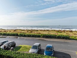 Amazing Holiday Home Near Pet-friendly Beach