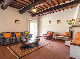 Aesthetic Farmhouse in Bucine With Barbecue