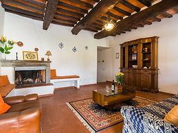 Aesthetic Farmhouse in Bucine With Barbecue