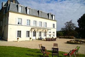 Pleasant Cottage in Asnieres With Terrace