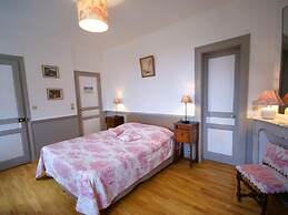 Pleasant Cottage in Asnieres With Terrace