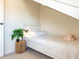 Pleasant Holiday Home in Vrouwenpolder With Garden