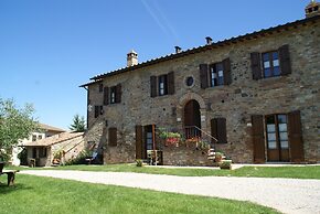 Nice Apartment With Pool and Beautiful Garden