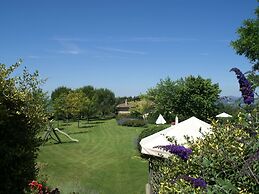 Nice Apartment With Pool and Beautiful Garden