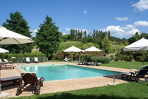 Nice Apartment With Pool and Beautiful Garden