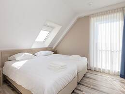 Luxury Apartment With sun Shower at the Edge of the Beautiful Oostkape