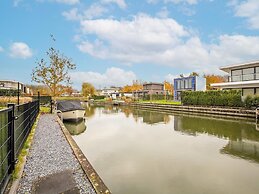 Brand new Luxury Villa on a Small-scale Park With its own Jetty