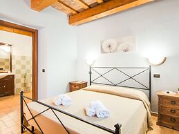 Inviting Farmhouse in Appenines With Covered Swimming Pool