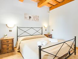 Inviting Farmhouse in Appenines With Covered Swimming Pool