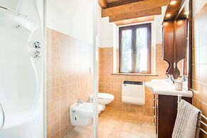 Inviting Farmhouse in Appenines With Covered Swimming Pool