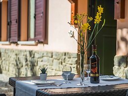 Inviting Farmhouse in Appenines With Covered Swimming Pool