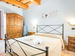 Inviting Farmhouse in Appenines With Covered Swimming Pool