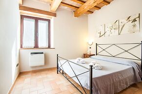 Inviting Farmhouse in Appenines With Covered Swimming Pool