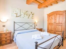 Inviting Farmhouse in Appenines With Covered Swimming Pool