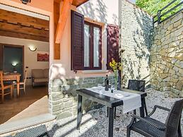 Inviting Farmhouse in Appenines With Covered Swimming Pool