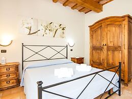 Inviting Farmhouse in Appenines With Covered Swimming Pool