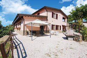Inviting Farmhouse in Appenines With Covered Swimming Pool